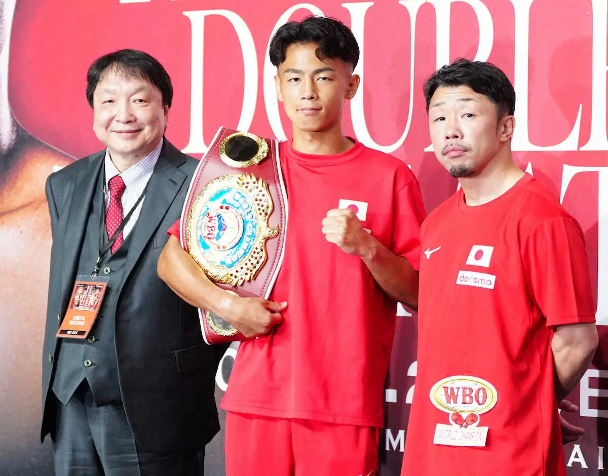 ＜ダブル世界戦＞防衛に成功した武居。左は大橋会長、右は八重樫トレーナー（撮影・島崎忠彦）