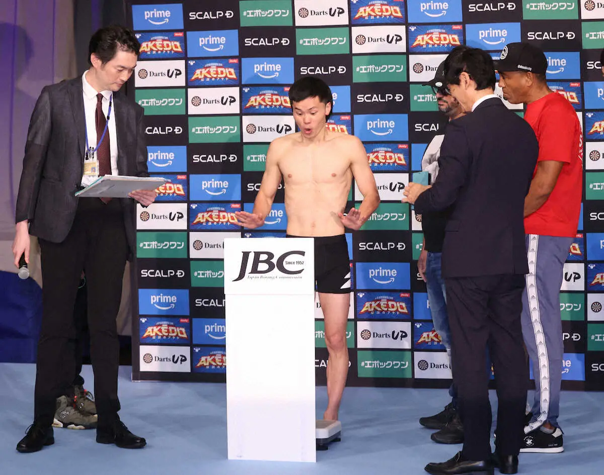 ＜ボクシング　計量＞深呼吸する那須川天心（中央）（撮影・西海健太郎）