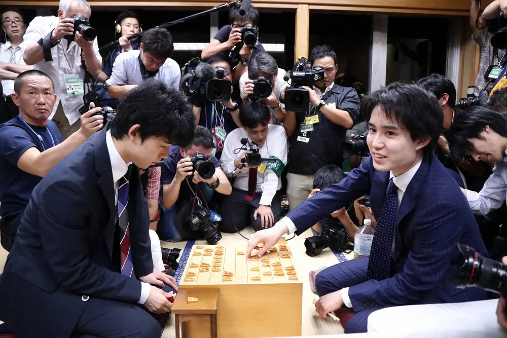 2017年7月2日、14歳の藤井聡太四段（左）は第30期竜王戦決勝トーナメント2回戦で佐々木勇気五段（当時）と対局。佐々木五段が101手で勝ち、藤井四段の連勝記録は29でストップ