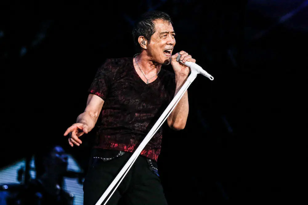 熱唱する矢沢永吉　（C）HIRO　KIMURA