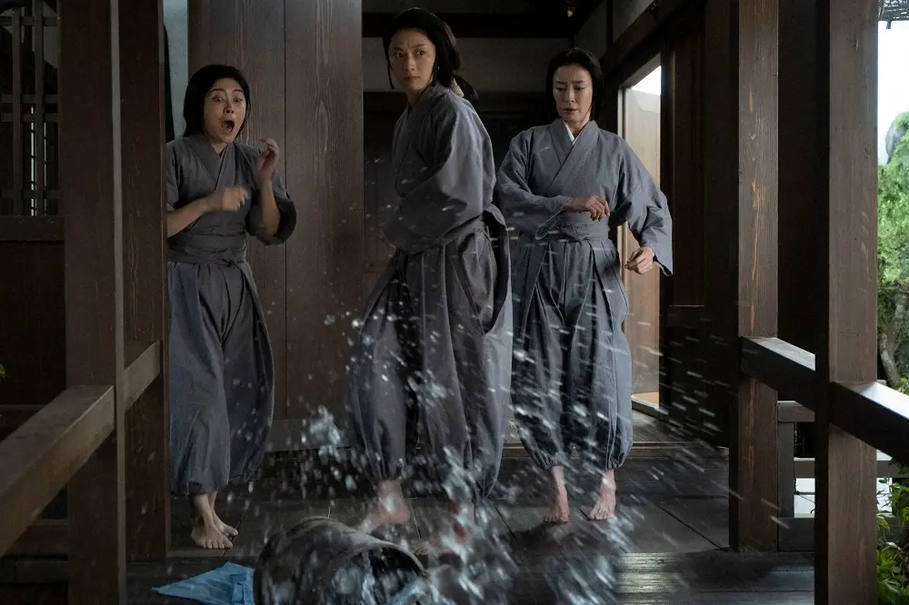 大河ドラマ「鎌倉殿の13人」第6話。伊豆山権現にいた頃の（左から）実衣（宮澤エマ）政子（小池栄子）りく（宮沢りえ）（C）NHK
