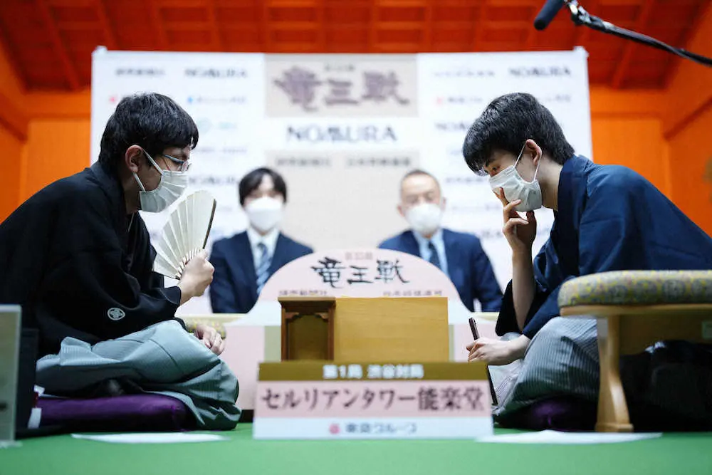 ＜第35期竜王戦七番勝負第1局＞感想戦で対局を振り返る藤井聡太竜王（右）と先勝した広瀬章人八段（東京都渋谷区のセルリアンタワー能楽堂で）＝代表撮影