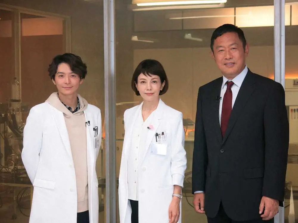 テレビ朝日系「科捜研の女2022」に出演の（左から）小池徹平、沢口靖子、内藤剛志