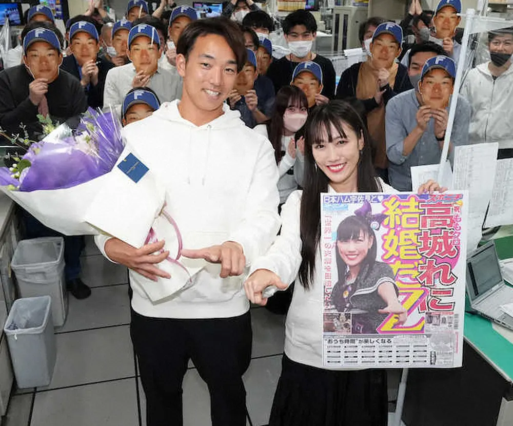 日本ハム・宇佐見真吾と結婚報告のため来社した高城れには本紙社員からの祝福に笑顔（撮影・沢田　明徳）