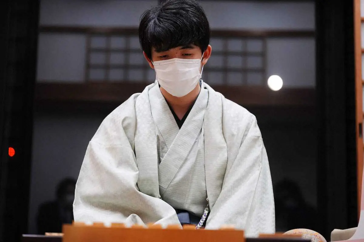 第35期竜王戦七番勝負第4局、広瀬章人八段の封じ手を待つ藤井聡太竜王