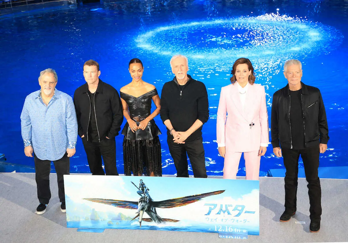 笑顔を見せる（左から）ジョン・ランドープロデューサー、サム・ワーシントン、ゾーイ・サルダナ、ジェームズ・キャメロン監督、シガーニー・ウィーバー、スティーヴン・ラング（撮影・西尾　大助）