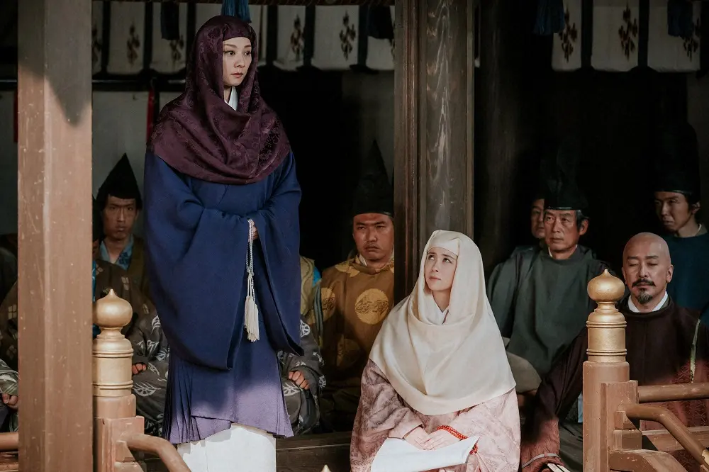 大河ドラマ「鎌倉殿の13人」第47話。ついに「政子の大演説」。集まった御家人たちを前に思いの丈を語る政子(小池栄子・手前左)(C)NHK