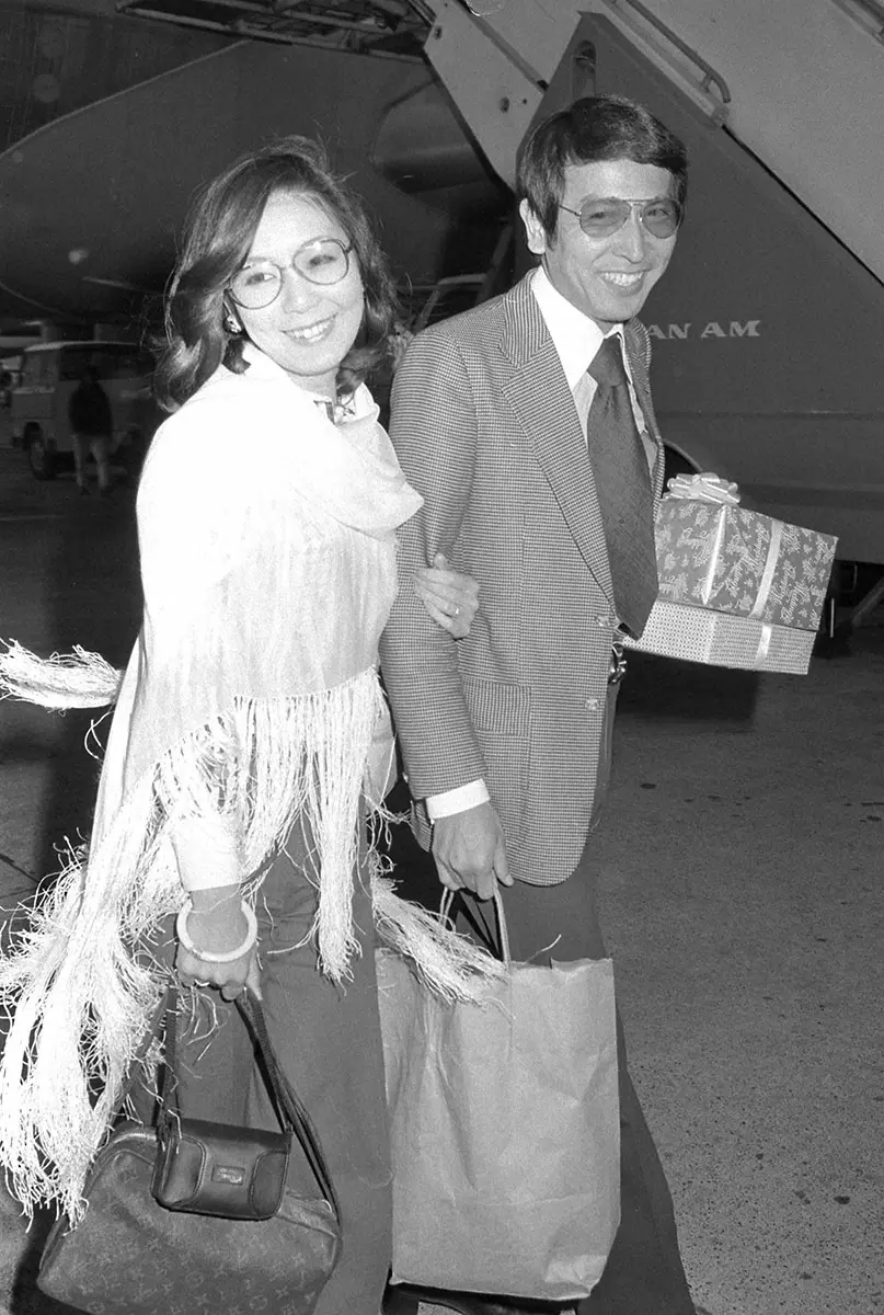 76年1月6日新婚旅行から帰国した村井國夫（右）と音無美紀子
