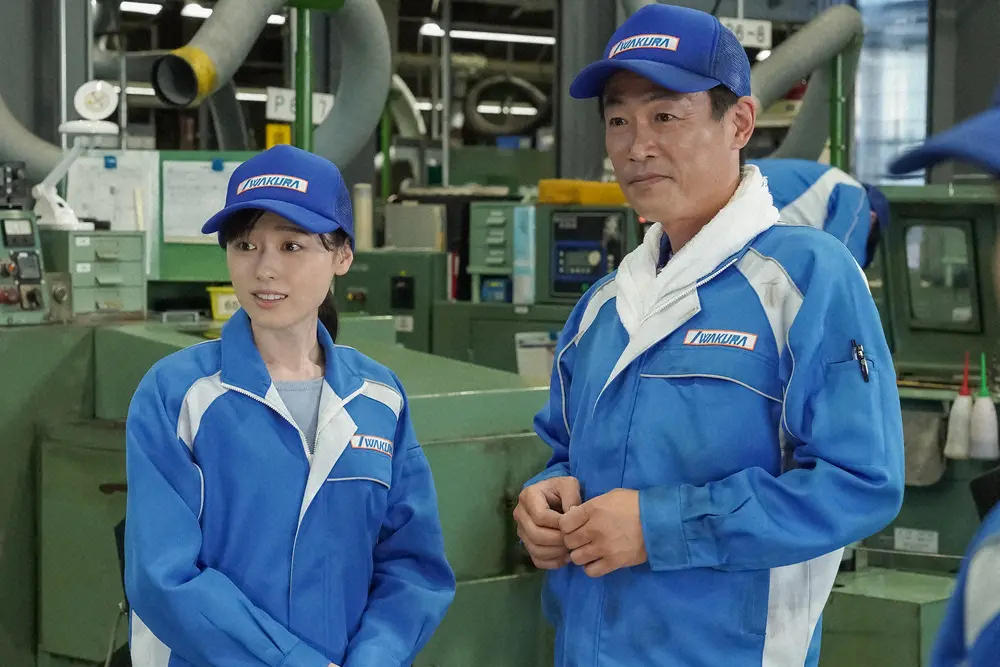 連続テレビ小説「舞いあがれ！」第65話。 IWAKURAにて。ネジの試作品作りを見つめる舞（福原遥・左）と宮坂（木内義一）（C）NHK
