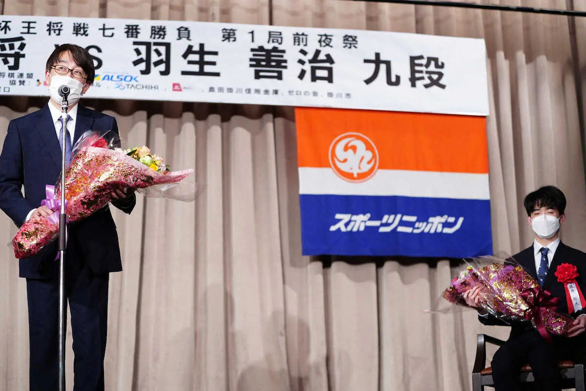 ＜第72期王将戦　第1局前日＞前夜祭に出席し、あいさつする羽生九段。右は藤井王将（撮影・河野　光希）