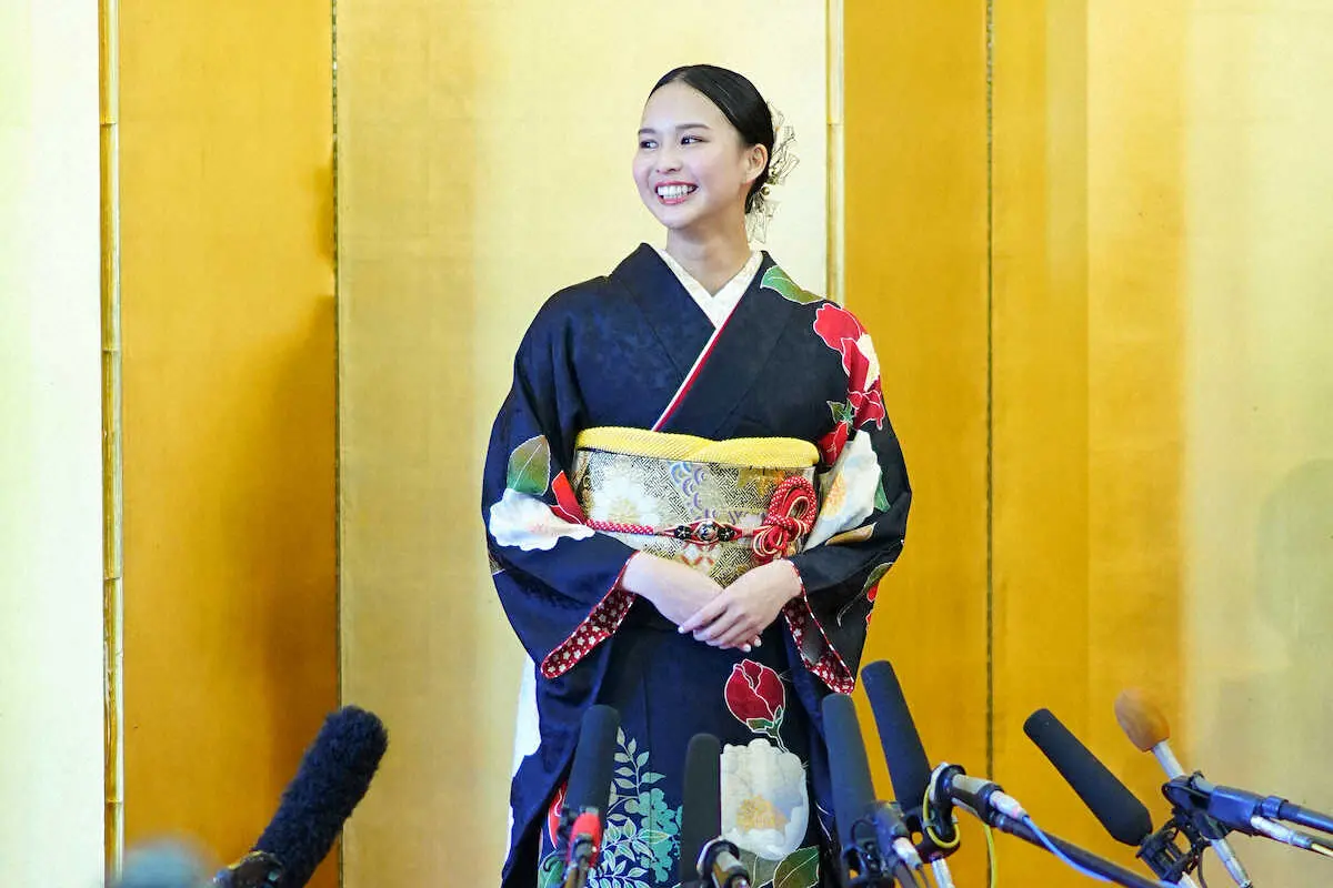 晴れ着姿を披露する白河れい（衣装協力・一蔵）（撮影・会津　智海）