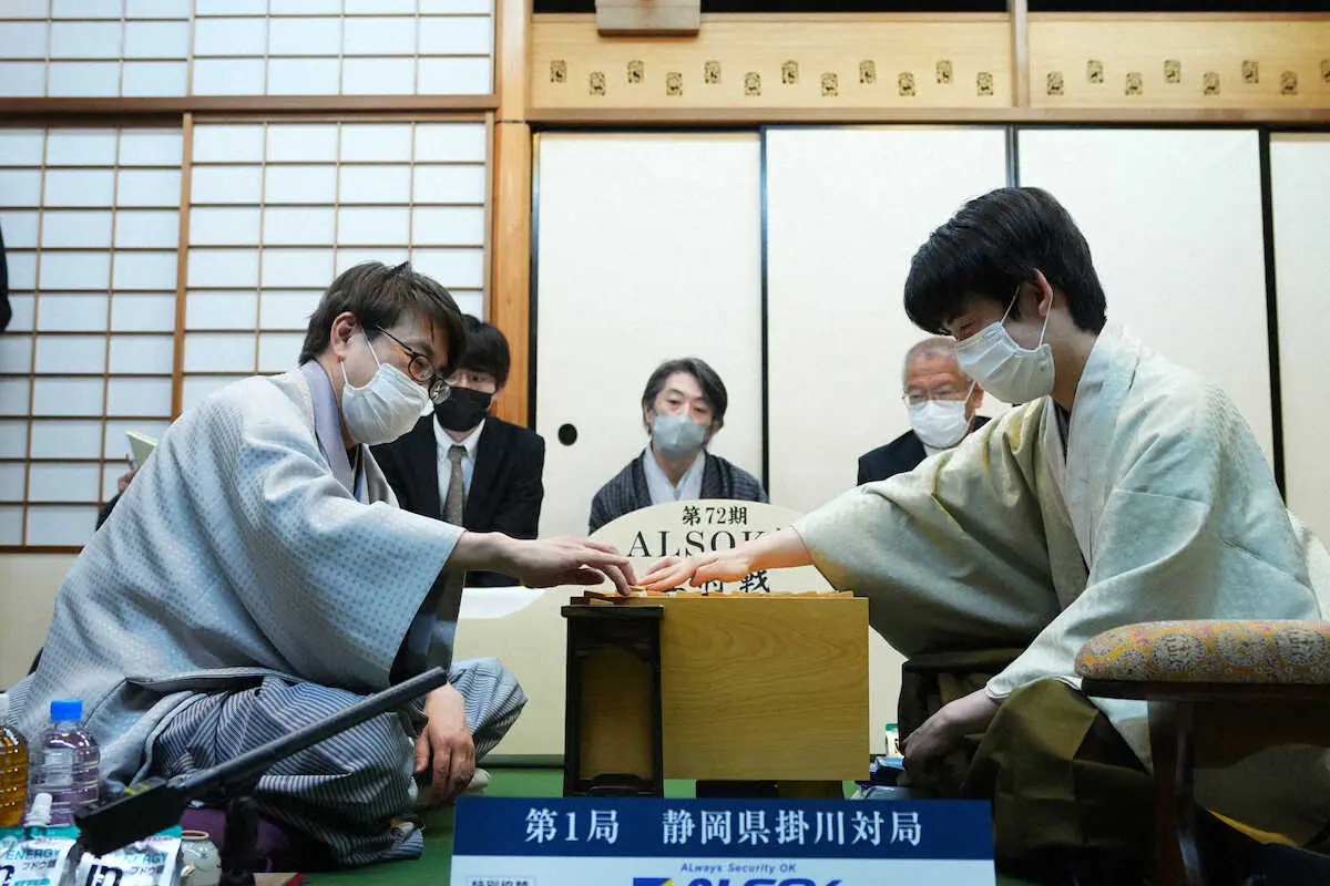 対局を終え感想戦をする藤井聡太王将(右)と羽生善治九段
