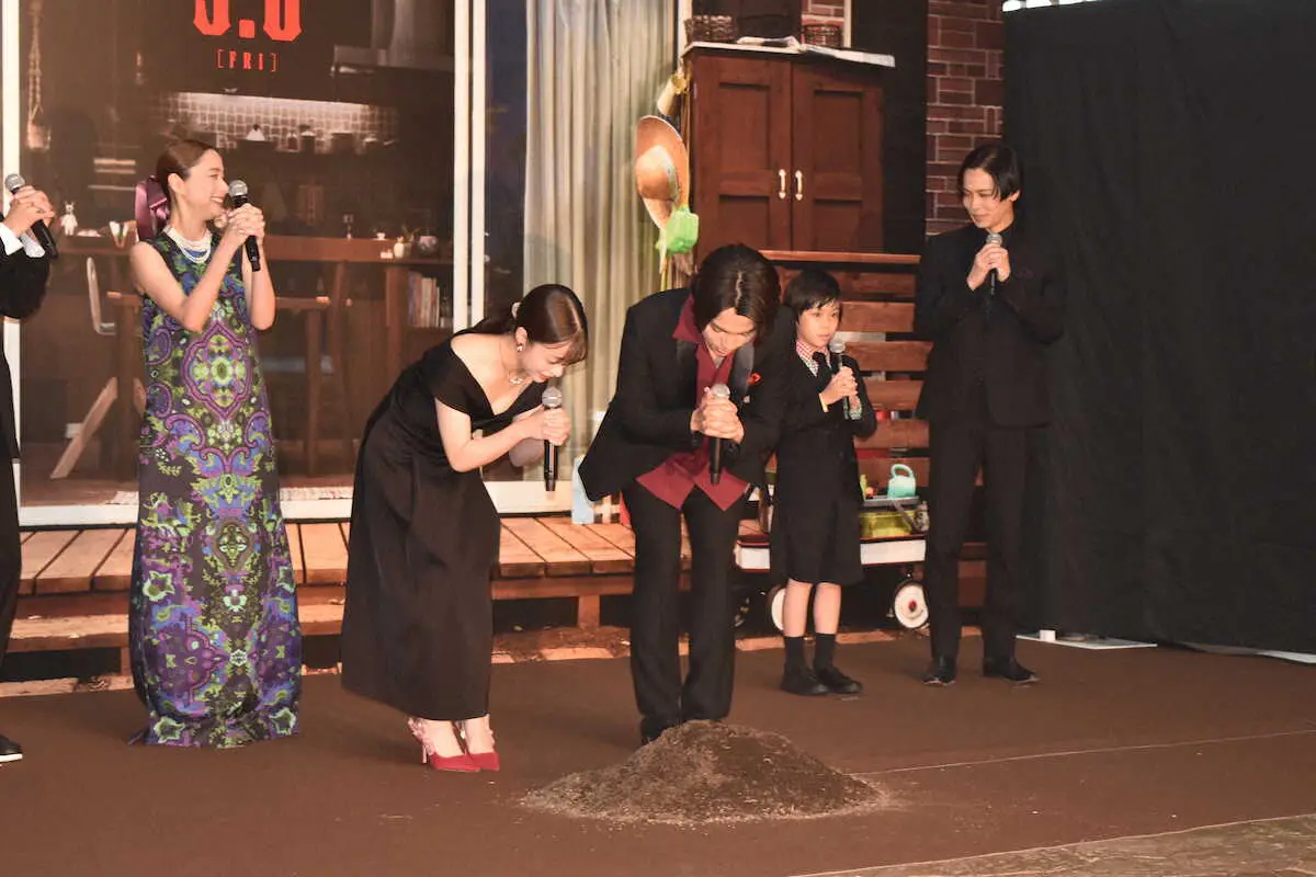 映画「禁じられた遊び」完成披露イベントで呪文を唱える橋本環奈と重岡大毅（撮影・糸賀日向子）