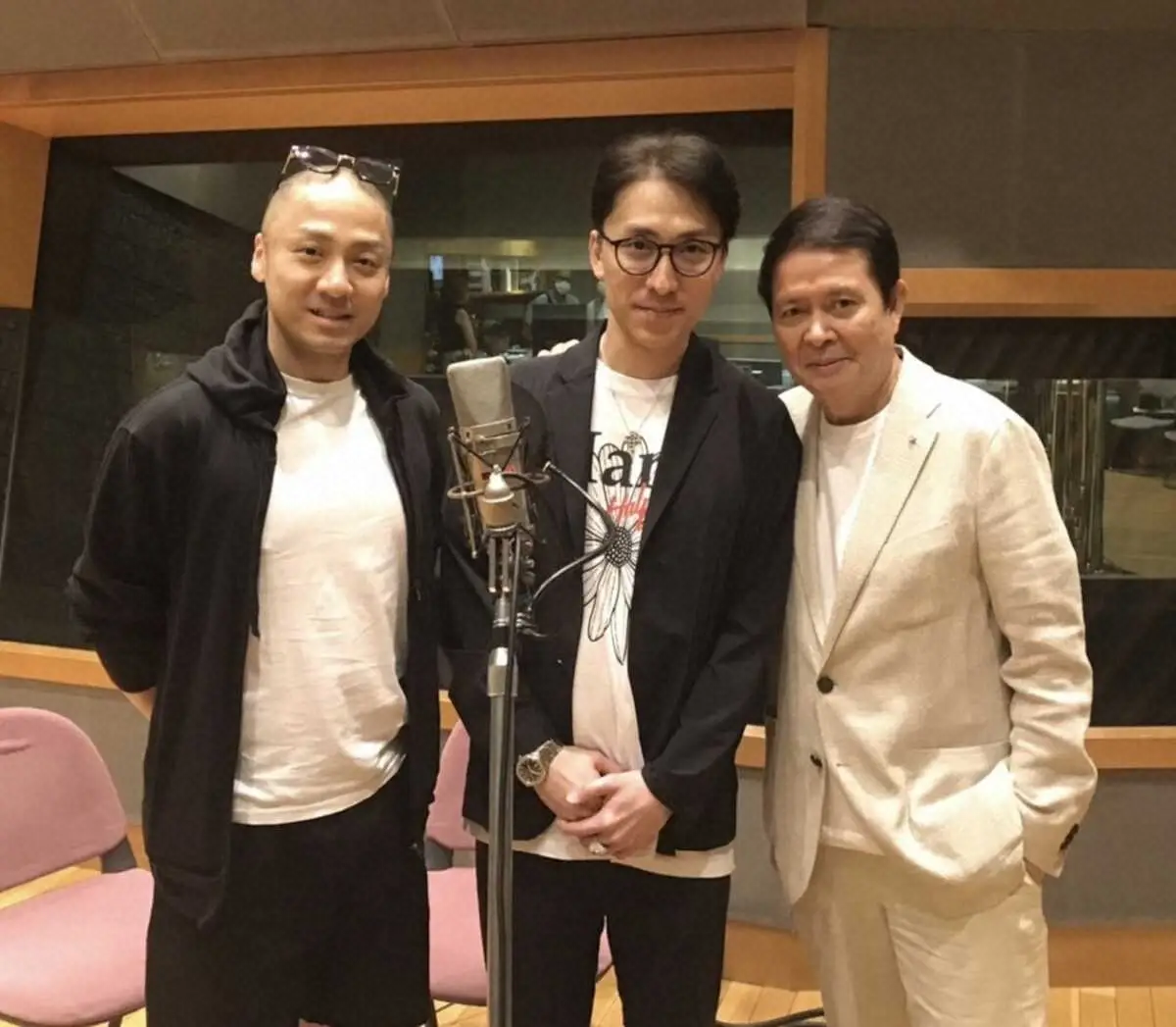 なかにし礼さんの未発表曲「人の世一夜の子守歌」のレコーディングに立ち合った作曲の浜圭介氏（右）と小泉兄弟