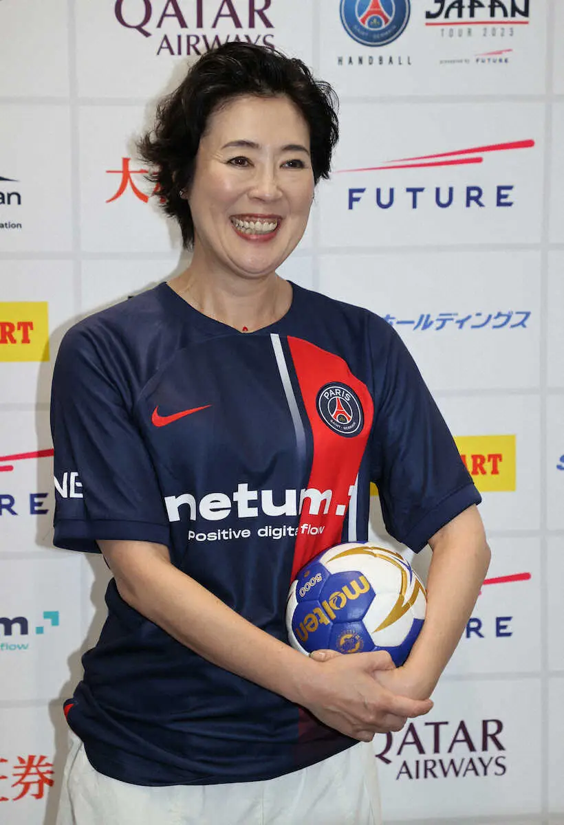 ＜ジークスター東京・PSG＞囲み取材に応える寺島しのぶ（撮影・篠原岳夫）