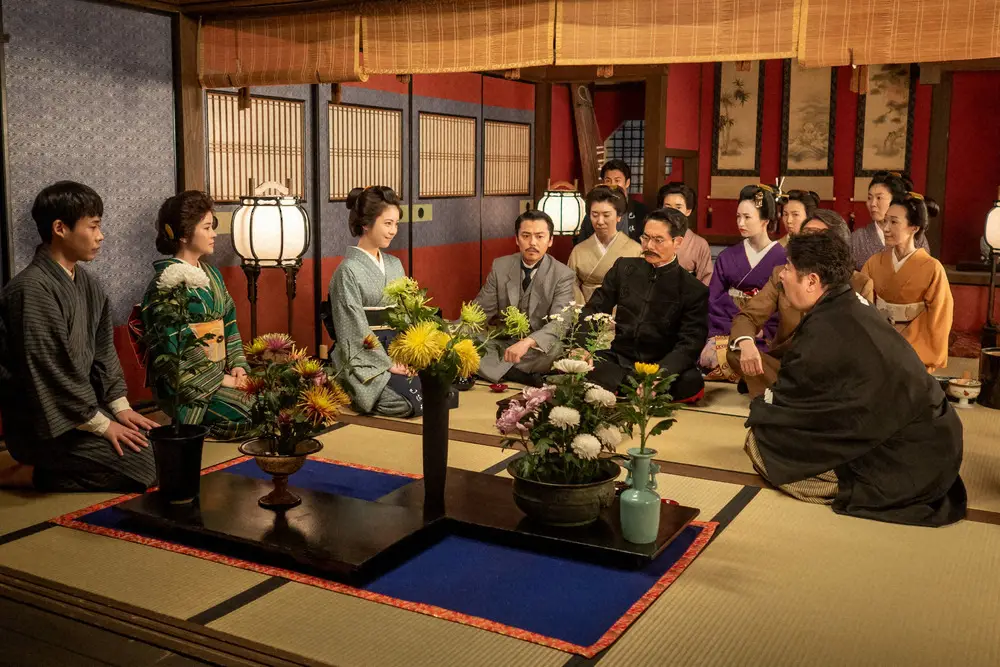 連続テレビ小説「らんまん」第105話。「菊くらべ」当日、華やかな数々のキクが並ぶ（C）NHK