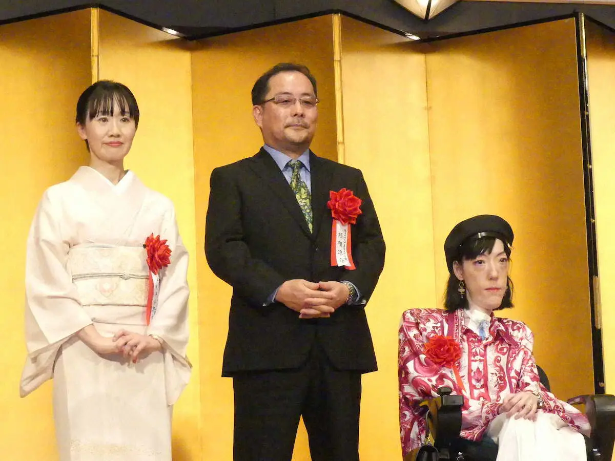 ＜直木賞・芥川賞＞（右から）芥川賞の市川沙央さん、直木賞の垣根涼介さんと永井紗耶子さん