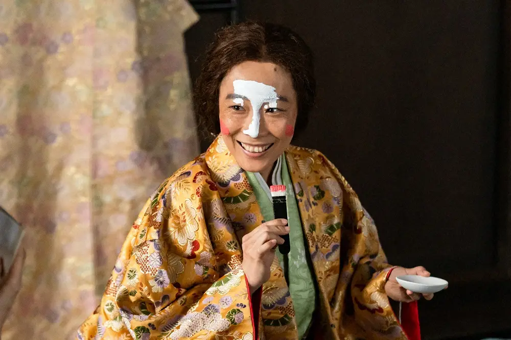 大河ドラマ「どうする家康」第34話。おしろいを塗り、於大の方と於愛の方の笑いを誘う旭（山田真歩）だったが…（C）NHK