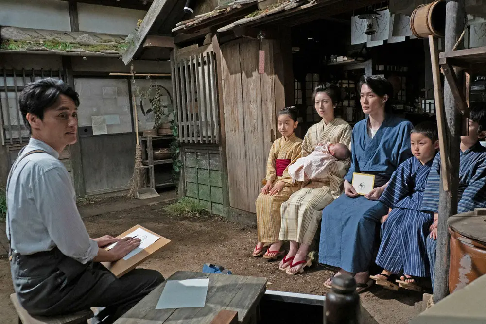 連続テレビ小説「らんまん」第113話。万太郎（神木隆之介・右から3人目）一家の肖像画を描く野宮（亀田佳明・左端）は…（C）NHK