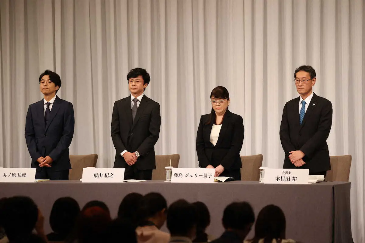 ＜ジャニーズ会見＞会見に臨む（左から）井ノ原快彦、新社長の東山紀之、藤島ジュリー景子氏、弁護士の木目田裕氏（撮影・西海健太郎）