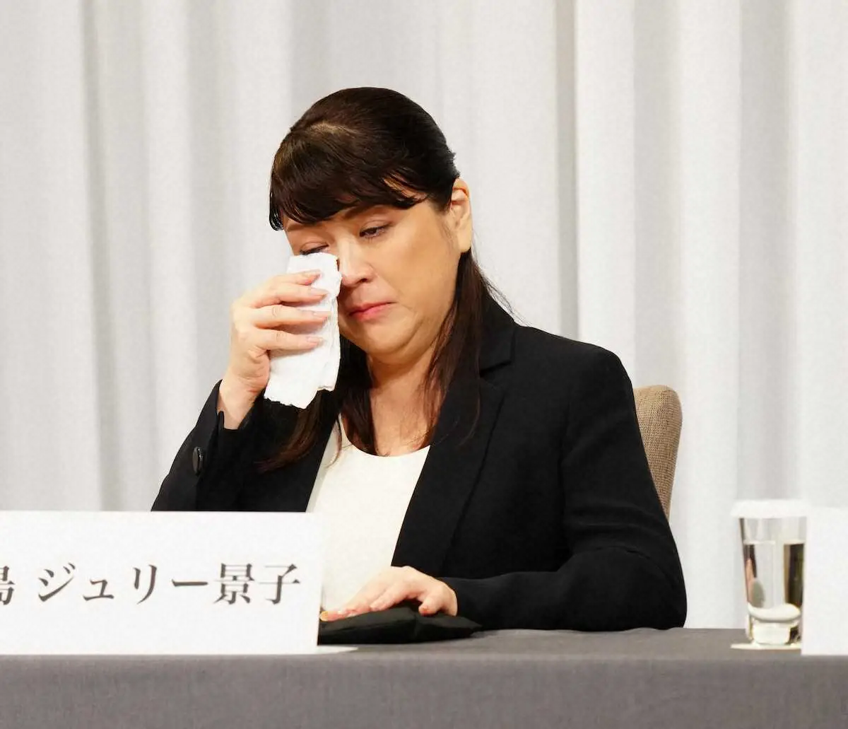 前回の会見で、涙を流す藤島ジュリー景子氏