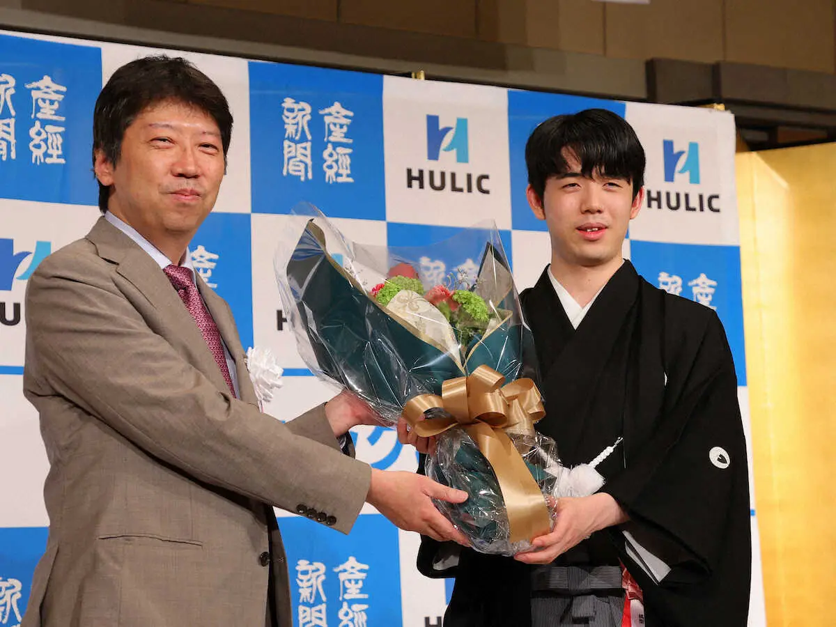 ＜藤井聡太棋聖就位式＞杉本八段（左）と記念撮影をする藤井聡太棋聖（撮影・藤山　由理）