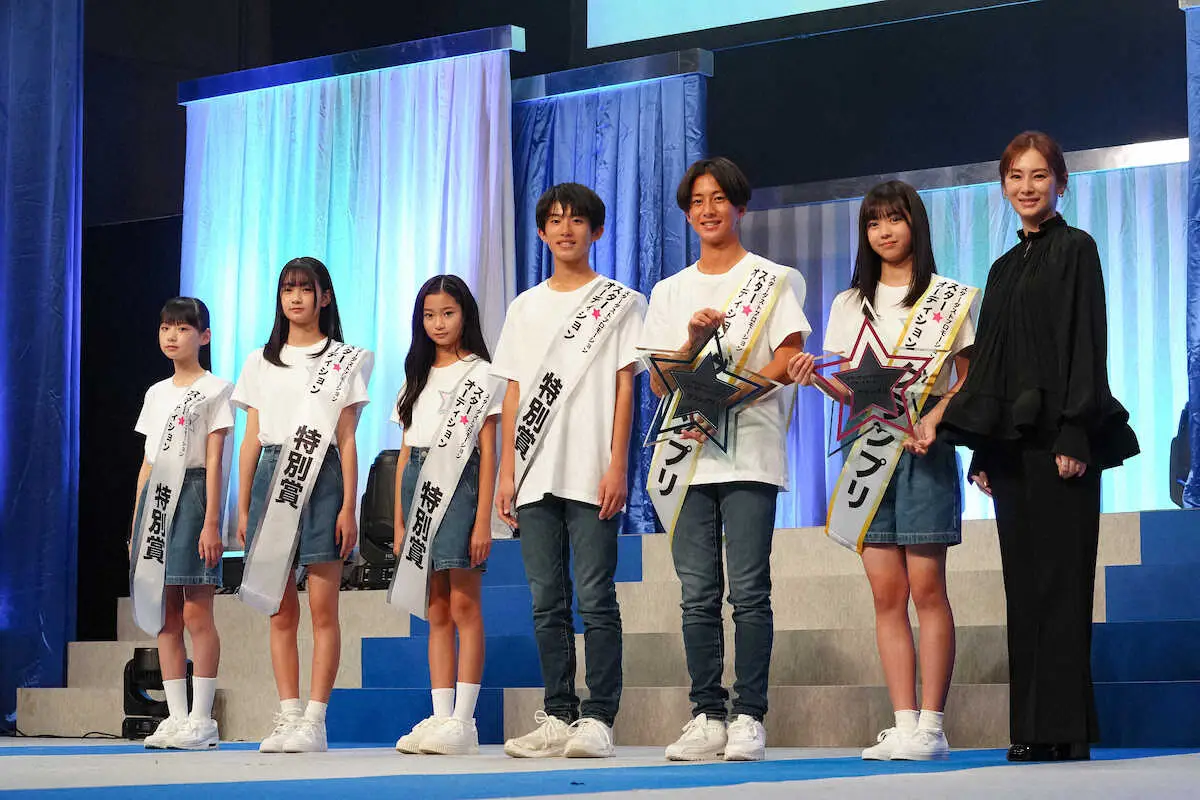 笑顔を見せる（左から）審査員特別賞の畠桜子さん、里優愛さん、稲垣爾音さん、畑駿平さん、グランプリの佐藤来未登さんと原田花埜さん、スペシャルプレゼンターの北川景子（撮影・会津　智海）