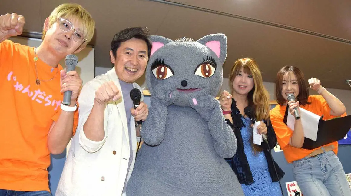 にゃんだらけ15でトークショーを行った笠井信輔（写真左から2人目）と茅原ますみ（同4人目）
