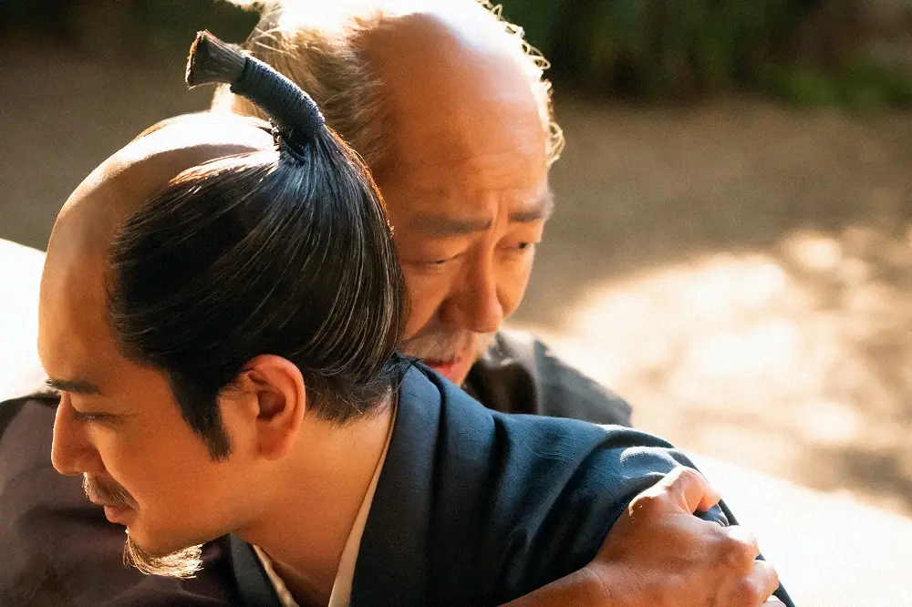 大河ドラマ「どうする家康」第39話。隠居した酒井忠次（左衛門尉）（大森南朋・奥）と徳川家康（松本潤）は…（C）NHK