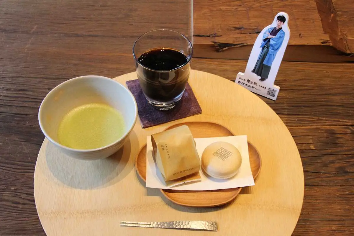 藤井聡太竜王の午前のおやつ、「MAISON　CACAO　和栗のモナカ」と宇治本簀（ほんず）抹茶、アイスコーヒー（日本将棋連盟提供）