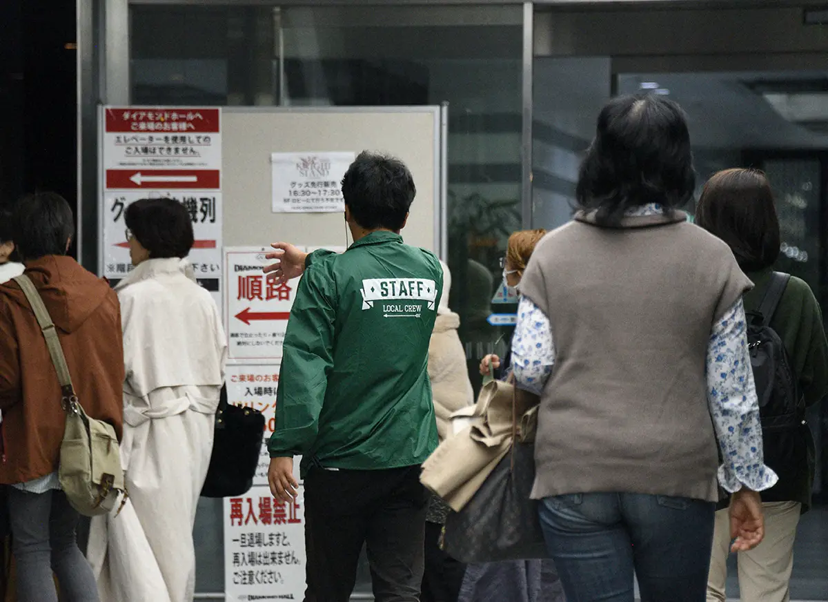山崎まさよしのライブを訪れたファンと、会場に誘導するスタッフ（撮影・小田切　葉月）