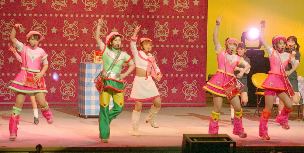 2003年、「ミニモニ。」初コンサートで歌唱する（左から）辻希美、ミカ、卒業した矢口真里、加護亜依、新メンバーの高橋愛ら