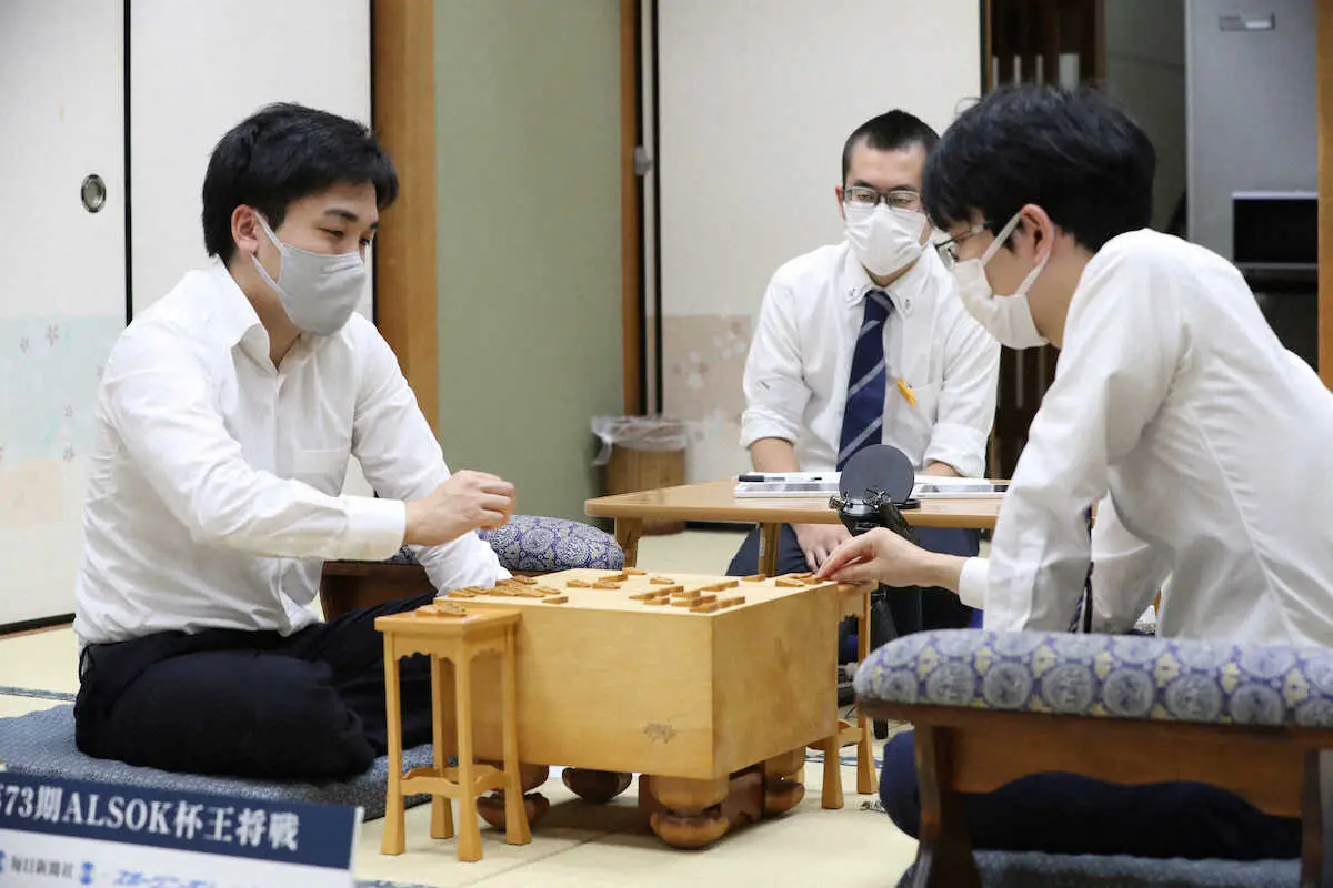 ＜王将戦挑戦者リーグ戦＞豊島九段（右）に勝利した菅井八段　（撮影・奥　調）