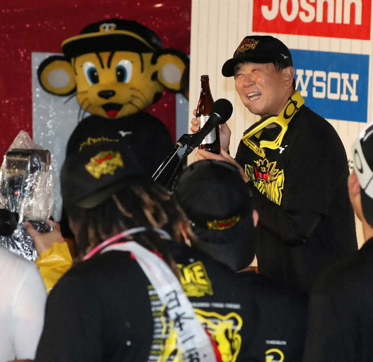 阪神日本一の祝勝ビールかけで中締めにあいさつをする平田ヘッドコーチ