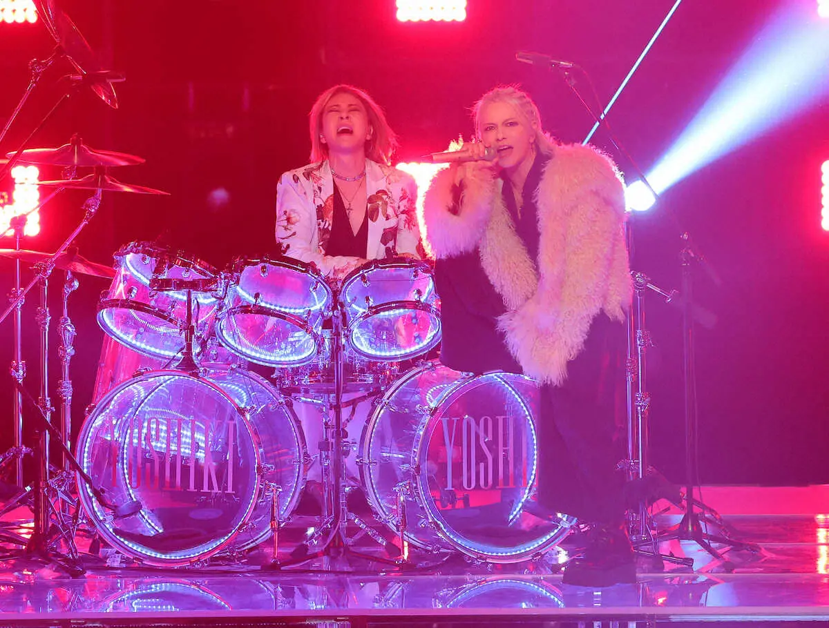 ＜第74回紅白歌合戦＞熱唱するYOSHIKI（左）とHYDE（撮影・藤山　由理）