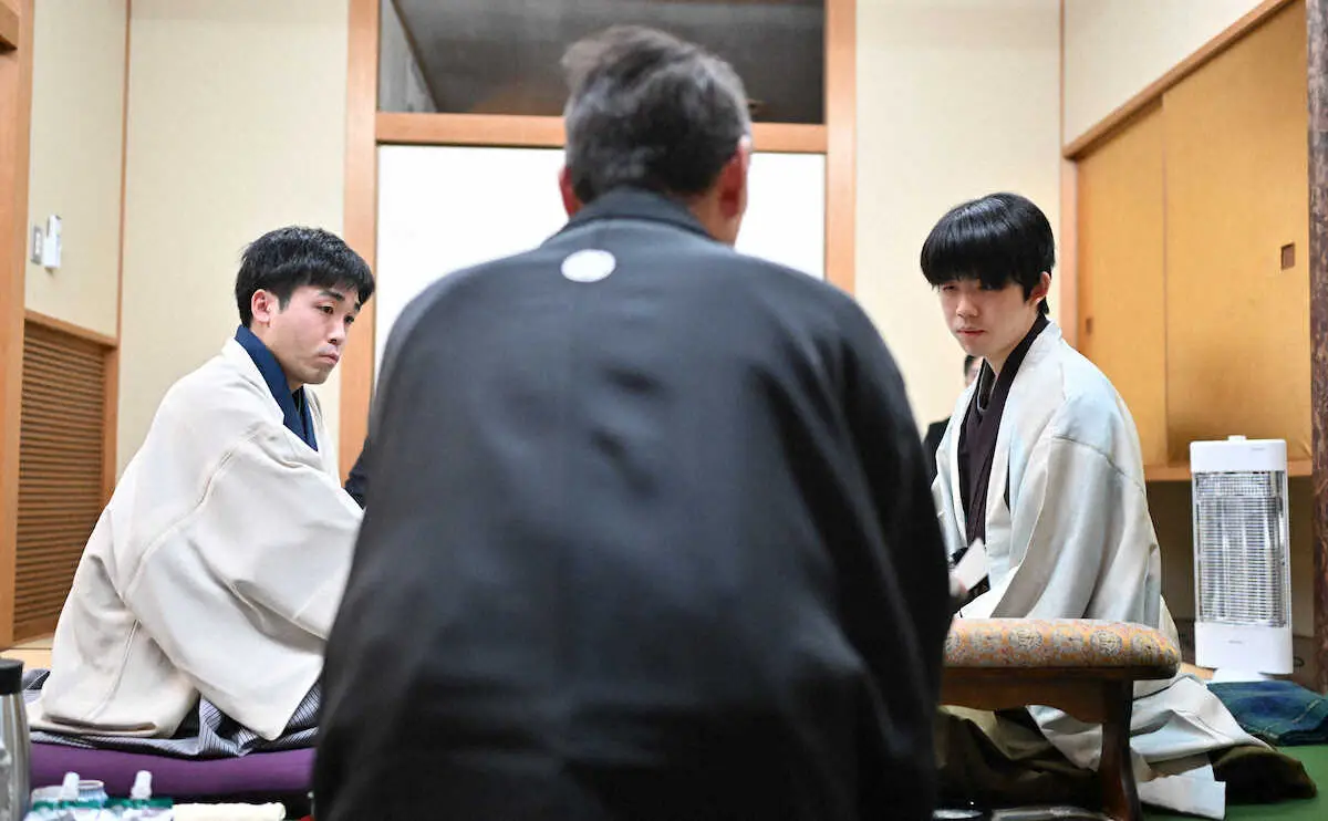 ＜第73期ALSOK杯王将戦第1局・2日日＞封じ手を確認する藤井王将（右）。左は菅井八段