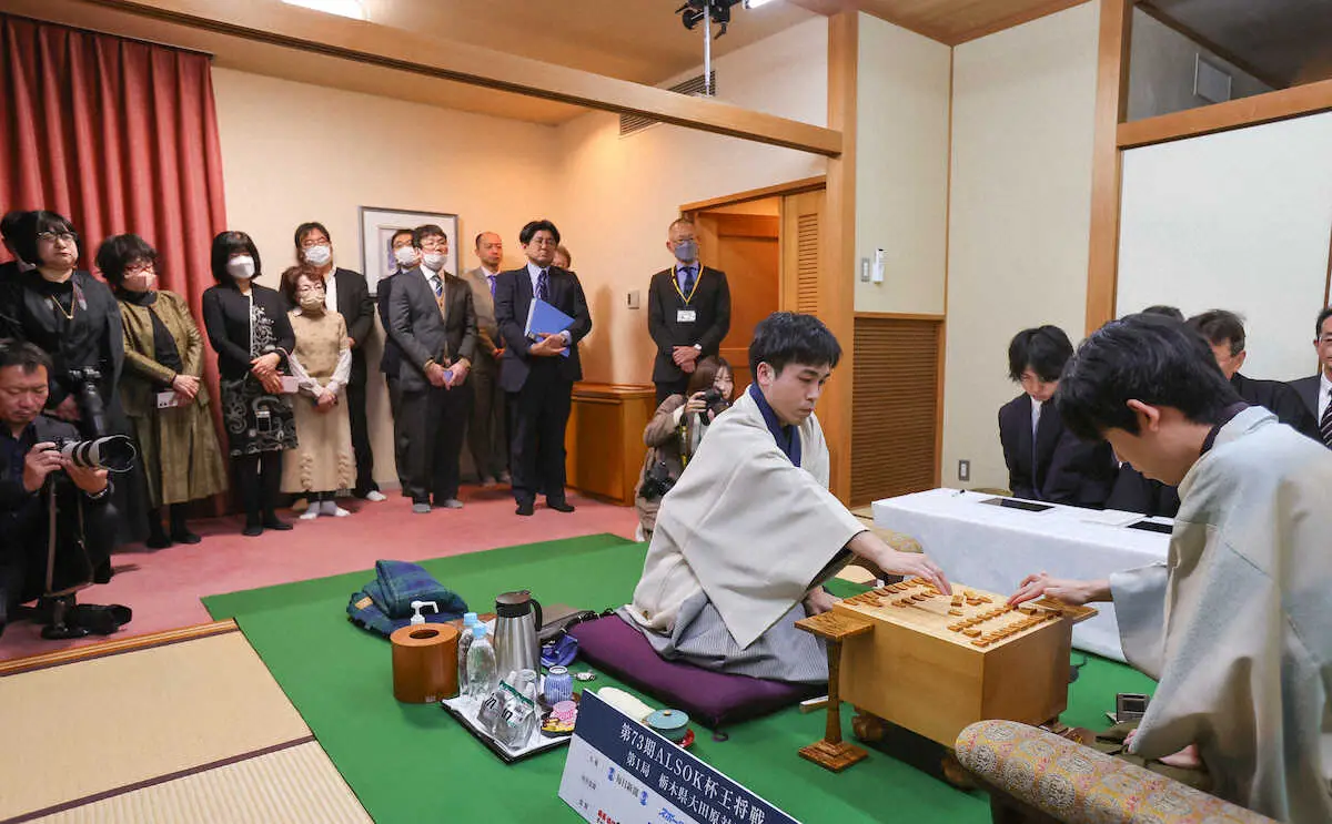 ＜第73期ALSOK杯王将戦第1局・2日目＞プレミアム観戦会の参加者が見つめる中、始まる（撮影・藤山　由理）