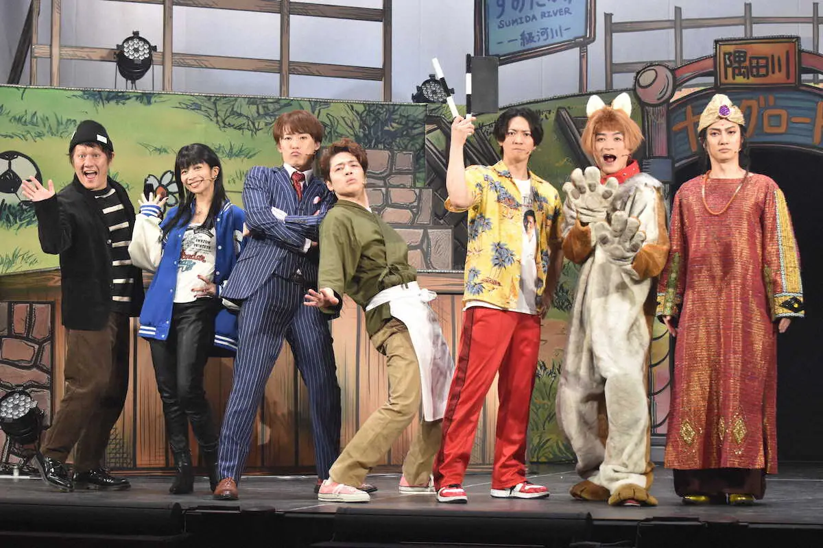 舞台「隅田川ヤングロード物語2　～嗚呼！青春はマサラの香り！～」の初日を迎えた（左から）小林顕作氏、三倉佳奈、越岡裕貴、福田悠太、辰巳雄大、松崎祐介、喜矢武豊