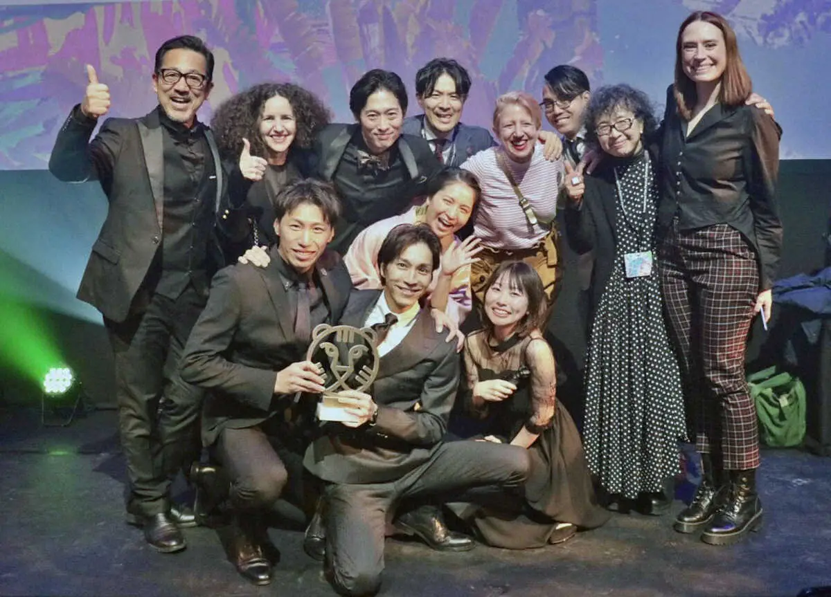 最優秀作品賞を受賞し、笑顔の田中稔彦監督（手前中央）とキャストら