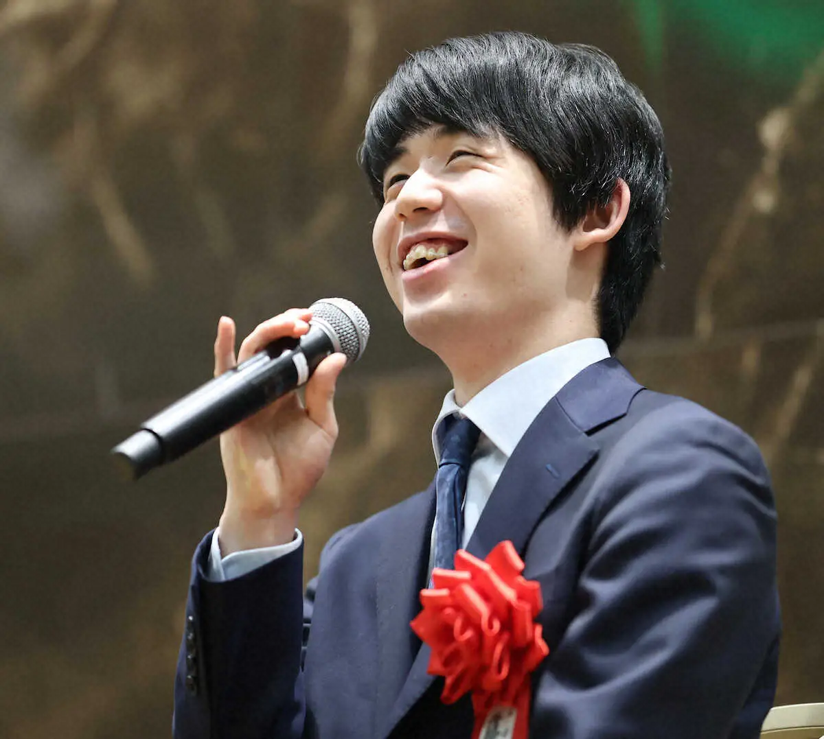 ＜第73期ALSOK杯王将戦　藤井王将を祝う会＞トークショーで笑顔の藤井王将（撮影・岸　良祐）