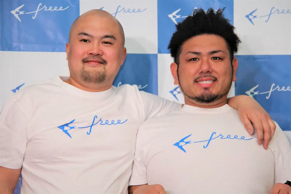 お笑いコンビ「鬼越トマホーク」の坂井良多（左）と金ちゃん