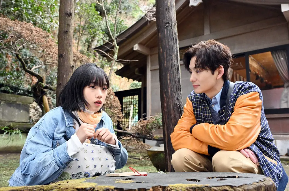 金曜ドラマ「不適切にもほどがある！」第7話。小川純子（河合優実）が高台の神社で絵馬に書いた願いは…（C）TBS