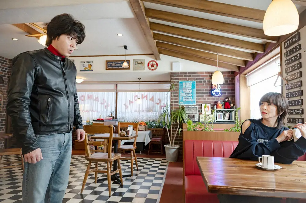 金曜ドラマ「不適切にもほどがある！」第8話。ムッチ先輩こと秋津睦実（磯村勇斗）は小泉今日子（本人役）と遭遇し…（C）TBS