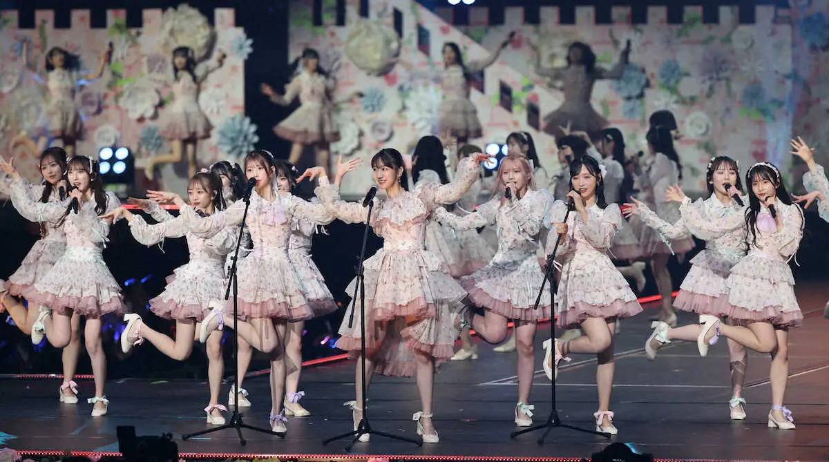 ＜柏木由紀・卒業コンサート＞フライングゲットを熱唱する柏木由紀（前列中央）＝撮影・村上　大輔