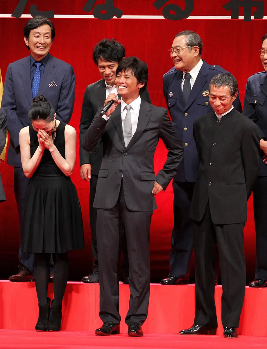 12年、映画「踊る大捜査線 THE FINAL 新たなる希望」完成披露試写会に登場した織田裕二、深津絵里、柳葉敏郎ら