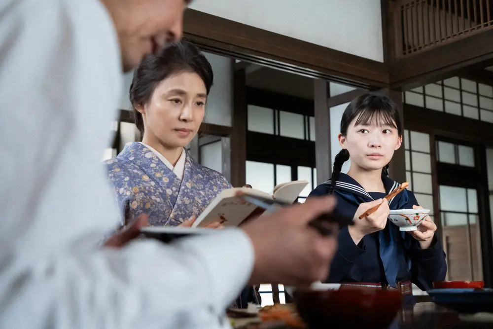 連続テレビ小説「虎に翼」第4話。食事をしながら様子を伺う寅子（伊藤沙莉）（C）NHK