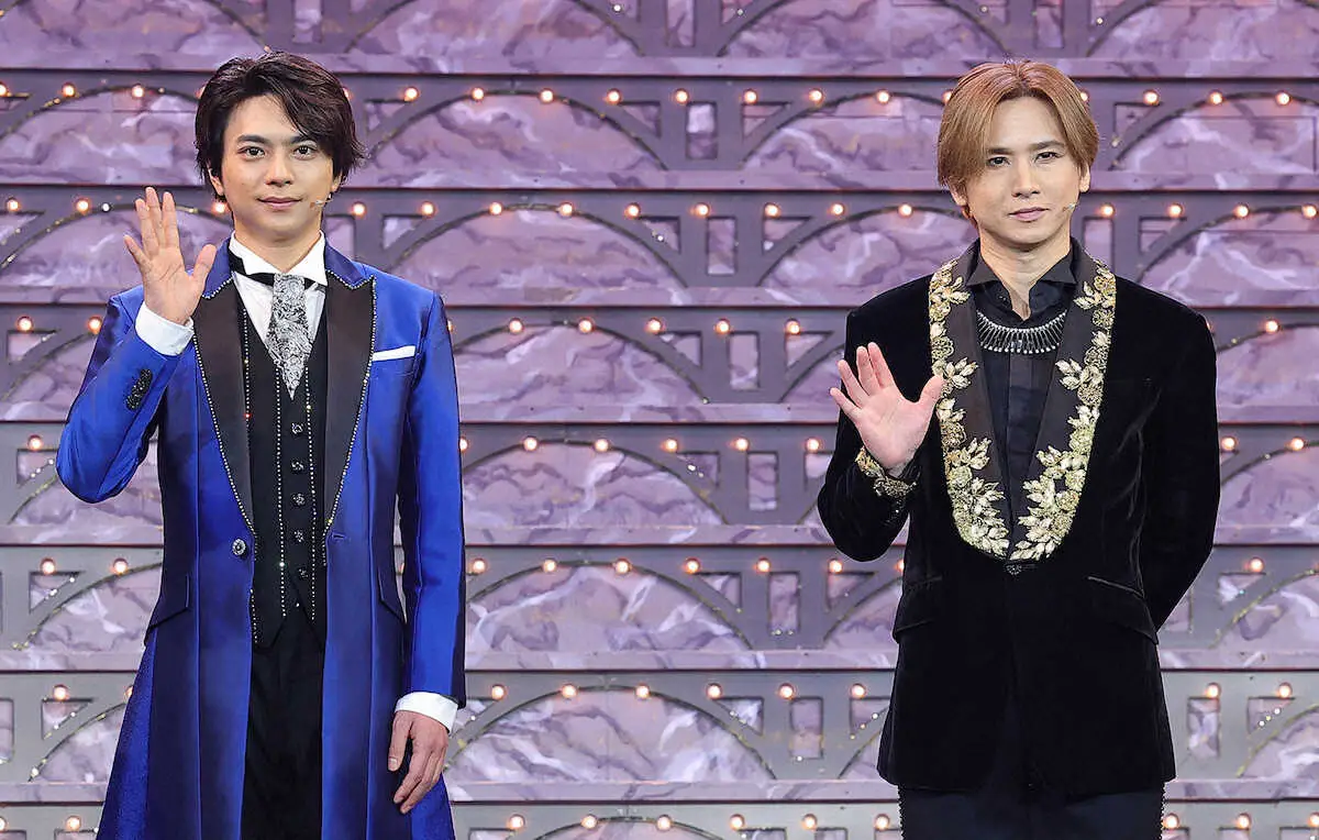 フォトセッションでポーズをとる佐藤勝利(左)と堂本光一(撮影・藤山 由理)