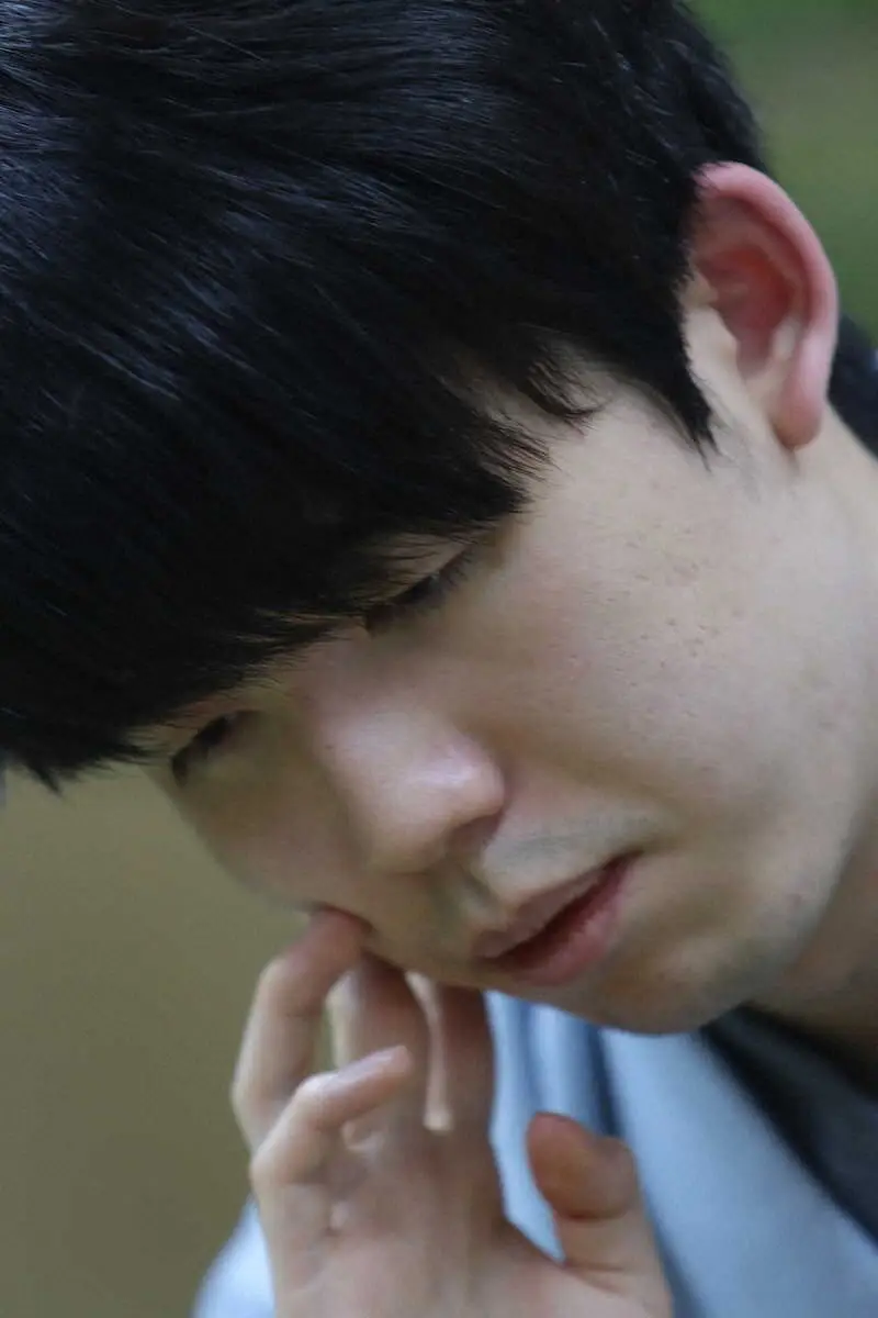 第1局を逆転で制した藤井聡太名人だが、感想戦では考え込む場面も…（撮影・我満　晴朗）