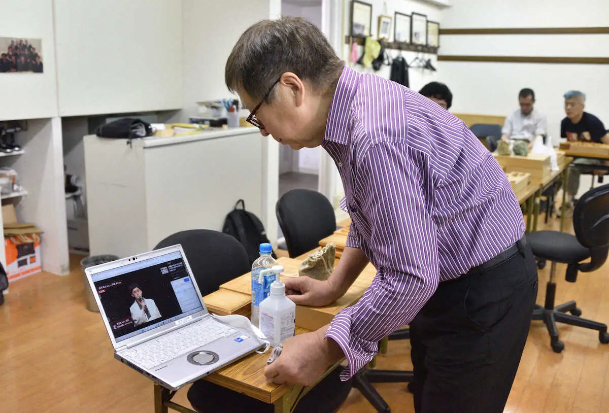 弟子の伊藤匠七段の終局後の挨拶を聞く宮田利男八段　（撮影・小田切　葉月）
