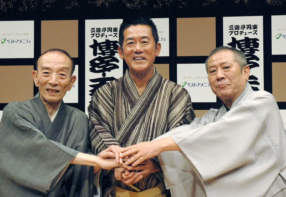 11年、記者会見でポーズをとる(左から)桂歌丸さん、三遊亭円楽さん、桂ざこばさん